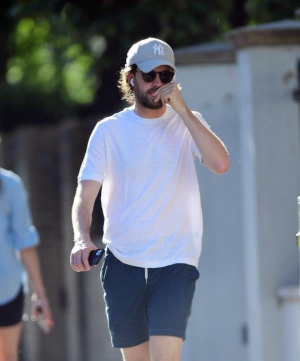 BGUK_2719120 - London, UNITED KINGDOM - *EXCLUSIVE* - Jack Whitehall seen walking towards St Mary's Hospital nervously biting his nails as he has often mentio<em></em>ned he is terrified of becoming a dad. The British comedian whose girlfriend Roxy Horner is a<em></em>bout to give birth was headed towards the world famous hospital and in the direction of the 'Lindo Wing' wher<em></em>e Princess Di and HRH Kate Middleton have also given birth. Pictured: Jack Whitehall BACKGRID UK 5 SEPTEMBER 2023 BYLINE MUST READ: NASH / BACKGRID UK: +44 208 344 2007 / uksales@backgrid.com USA: +1 310 798 9111 / usasales@backgrid.com *Pictures Co<em></em>ntaining Children Please Pixelate Face Prior To Publication*