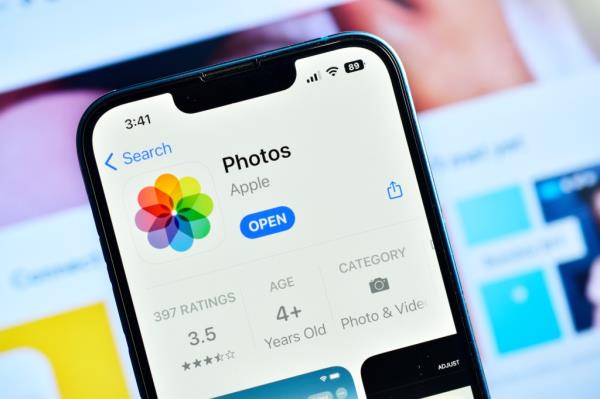 Delet<em></em>ed photos are reappearing on iPho<em></em>nes that have gotten Apple's latest update.