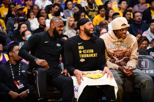 The Lakers were havin<em></em>g a grand time chopping it up on the bench in their blowout win over the Jazz. 