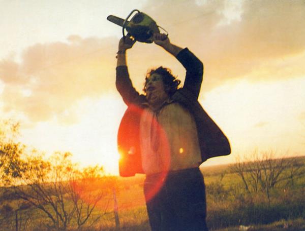 Gunnar Hansen with the chainsaw in the air