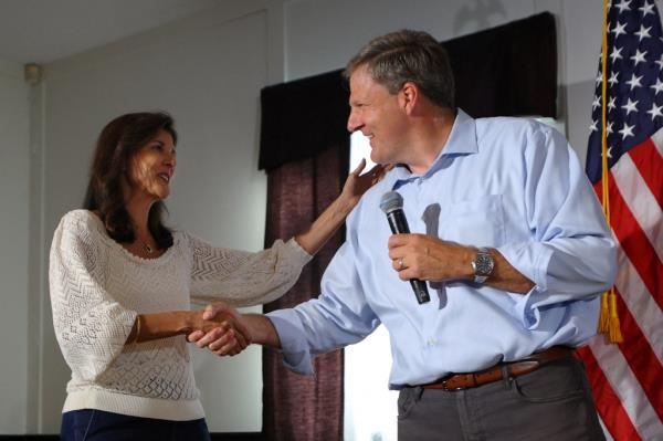 Republican presidential candidate and former U.S. Ambassador to the United Nations Nikki Haley is introduced by New Hampshire Governor Chris Sununu at a campaign town hall meeting in Merrimack, New Hampshire, U.S., September 6, 2023.   