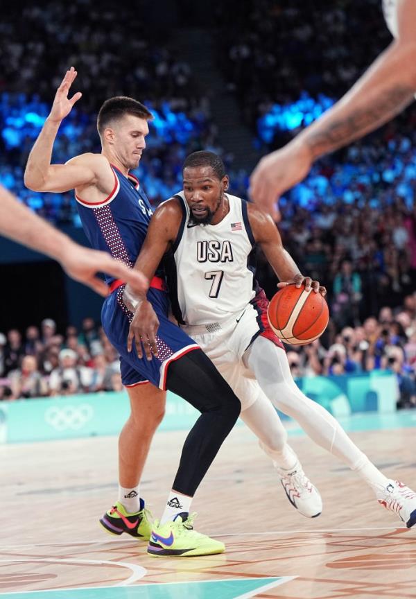 Kevin Durant (R) of the United States makes a penetration during the men's basketball semifinal game between the United States and Serbia at the Paris 2024 Olympic Games in Paris, France, Aug. 8, 2024.