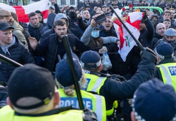 Counter-protesters clash with police in Parliament Square in central London, during pro-Palestinian protest march which is taking place from Hyde Park to the US embassy in Vauxhall. Picture date: Saturday November 11, 2023. PA Photo. See PA story POLITICS Israel. Photo credit should read: Jeff Moore/PA Wire
