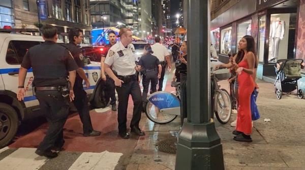 A victim was punched in the head and had his phone stolen in a violent subway robbery, the NYPD and police sources said.</p>

<p>　　