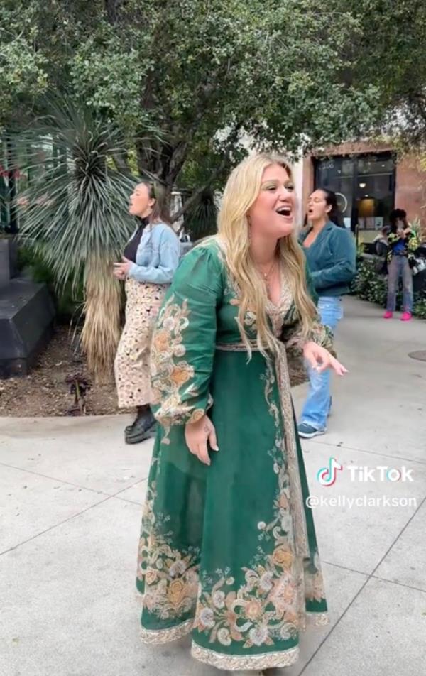 Kelly Clarkson surprised several LA residents at the Platform shopping center Thursday with an improm<em></em>ptu concert.
