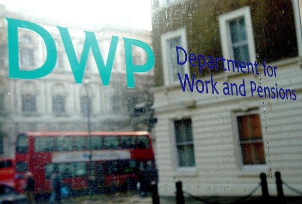 DWP警告说，成千上万的人可能会失去每周218英镑的养老金信贷