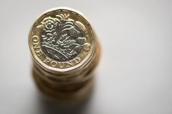 24%的成年人“去年花了200多英镑攀比”