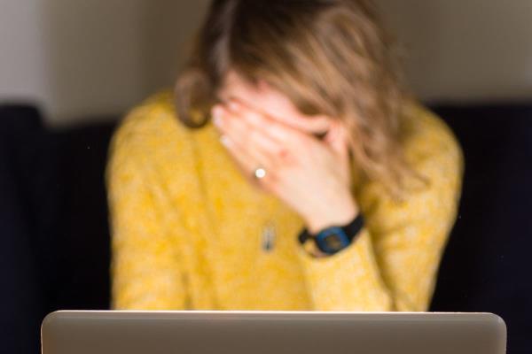 研究揭示了欺诈对受害者身心健康的影响