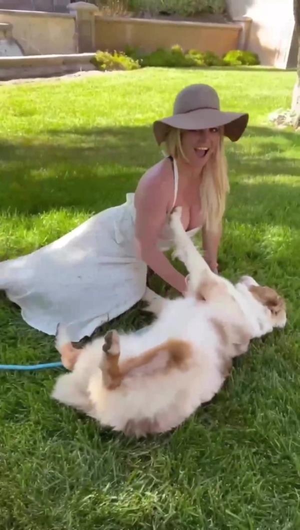 Britney Spears playing with her dog 27 June 2023 https://www.instagram.com/p/CuBTj8VsJP6/