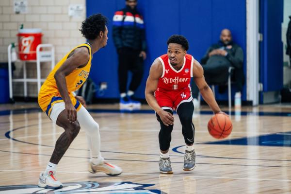 Arthur Dukes dribbled a ball and faces an oppo<em></em>nent in a basketball game between LaGuardia and Mo<em></em>nroe Community Colleges.