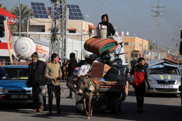 Palestinians evacuating Bureij with their belo<em></em>ngings on Dec. 26, 2023.