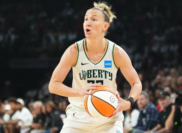 Courtney Vandersloot was just 4-for-11 in the field in the Liberty's Game 1 loss.