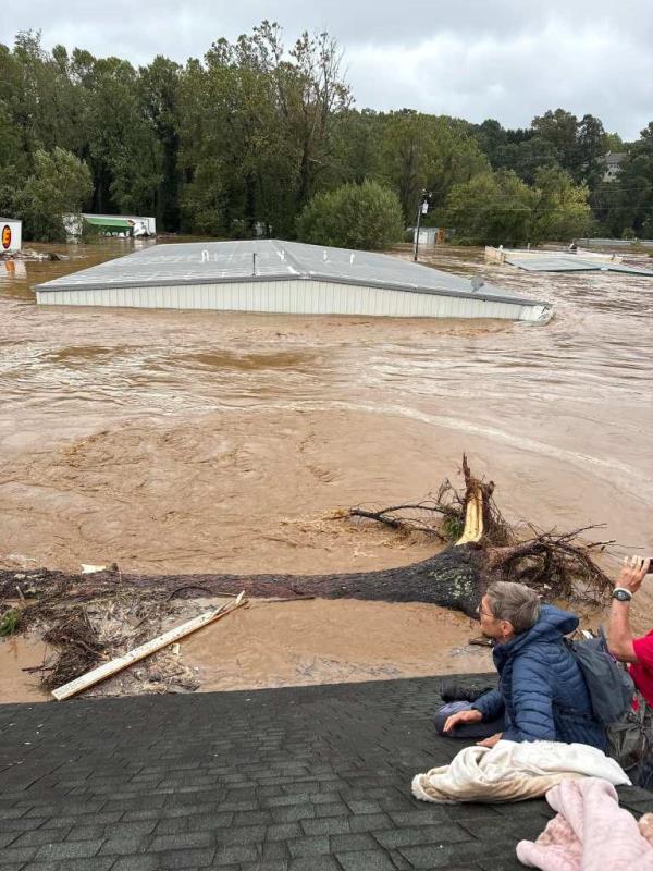 Jessica Drye Turner posted a photo taken by her sister, Megan Drye -- who, along with their “parents, in their 70s,” and her nephew, Micah, 7, were trapped on top of their Asheville home.</p>

<p>　　