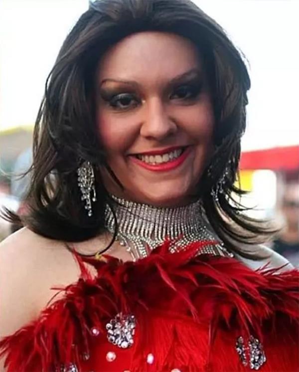 Santos in drag
