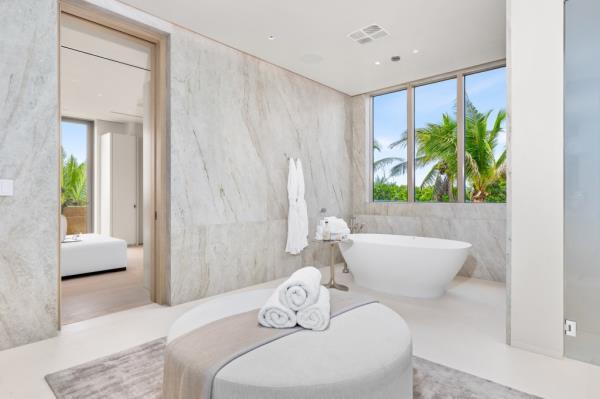 A primary ensuite bathroom.