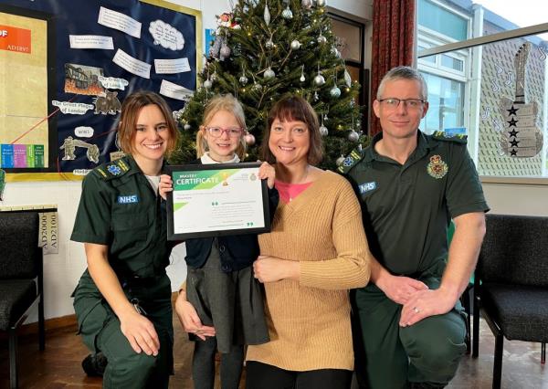Daisy Hamer with mum Aimee Hamer and paramedics Phillip Rowe and Jenny Paling, at her school wher<em></em>e she received her award.