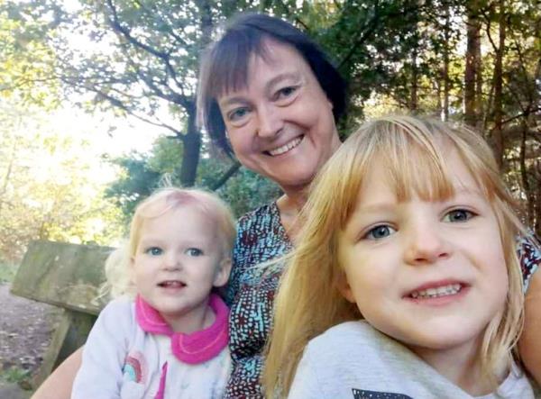Daisy Hamer (R) pictured with her mum, Aimee Hamer and little sister, Molly Hamer.