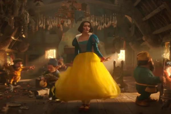 Zegler as Snow White being aided by the newly rendered seven dwarves, who were digitally placed into the movie</p>

<p>　　following widespread mocking of the original actors cast to play the septuplet. 
