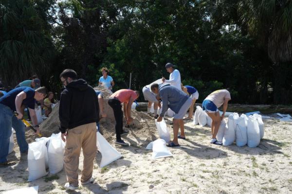 Residents fill up sandbags in Tampa ahead of Hurricane Milton's expected landfall in the middle of this week on October 8, 2024 in Florida. Hurricane Milton exploded in strength October 7 to become a potentially catastrophic Category 5 storm bound for Florida, threatening the US state with a second ferocious hurricane in as many weeks. (Photo by Bryan R. SMITH / AFP) (Photo by BRYAN R. SMITH/AFP via Getty Images)</p>

<p>　　