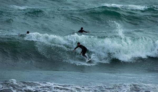People enjoying the stormy weather co<em></em>nditions at Cottesloe Beach.</p>

<p>　　