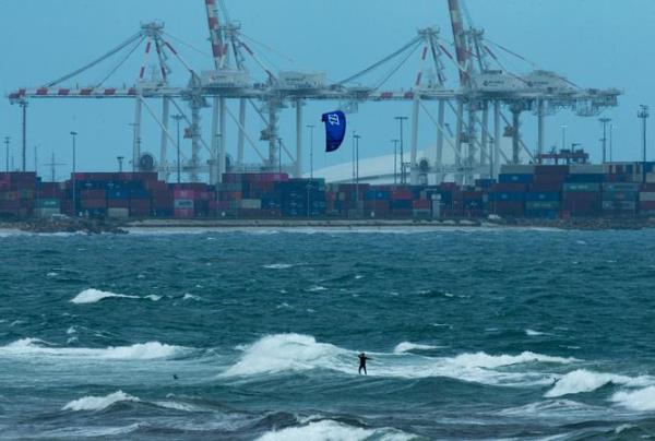 A bit further south, a lone kiteboarder braved the heaving, messy co<em></em>nditions at Leighton Beach while a group of keen fishermen embraced the overcast, windy day to cast out their lines.</p>

<p>　　