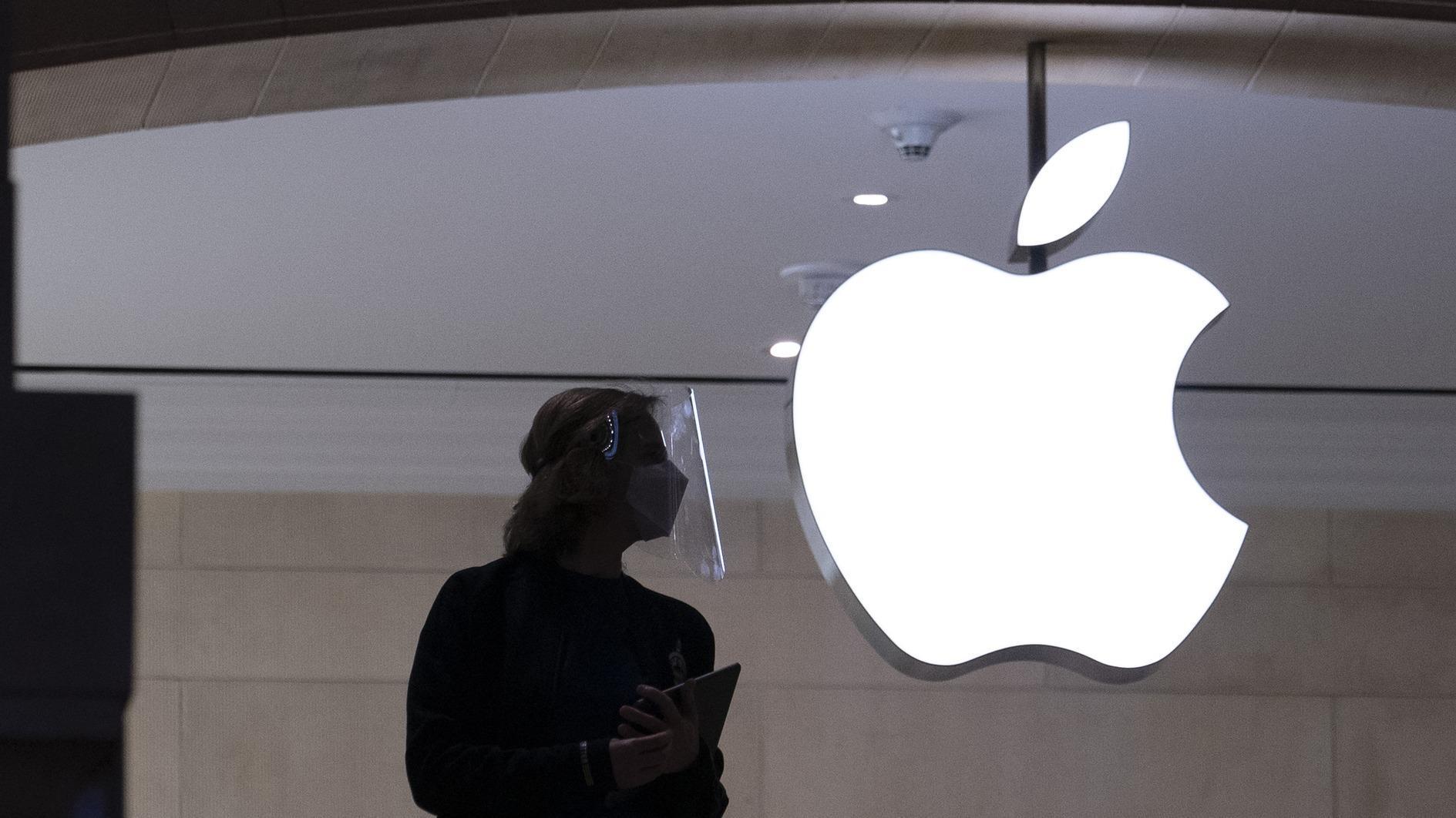 Apple reaches first unio<em></em>n co<em></em>ntract with store employees