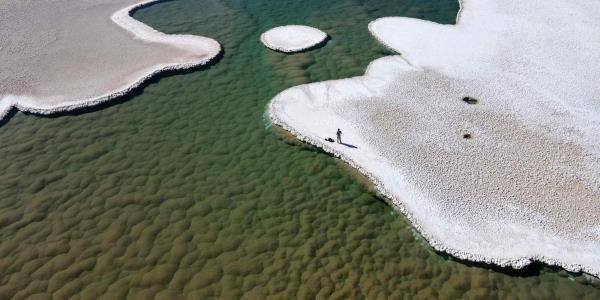 在沙漠中发现了水晶般清澈的泻湖