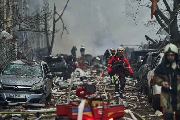 The first hours after the debris from the rocket hit the building wher<em></em>e people live in the centre of Kyiv. 