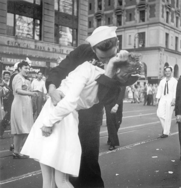 Sailor's ico<em></em>nic kiss marks end of WW II