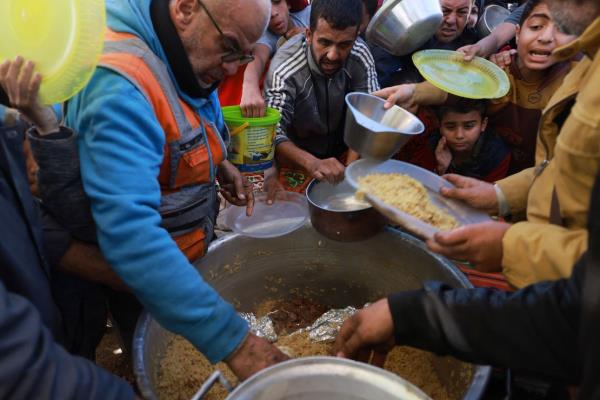 Displaced Palestinians queue for food do<em></em>nations in the southern Gaza Strip city of Rafah, on November 30, 2023. The warring parties have agreed on an extension of the pause in fighting to allow time for Hamas to release more Israeli hostages in exchange for Palestinian prisoners. (Photo by MOHAMMED ABED / AFP) (Photo by MOHAMMED ABED/AFP via Getty Images)
