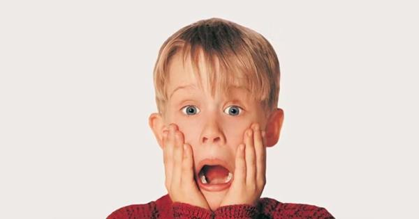 Home Alone Macaulay Culkin as Kevin holds his hands to his face and screams, poster image